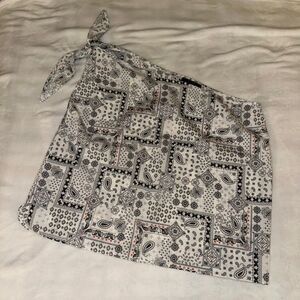 Muze New York Women’s One Shoulder Tie Strap Flow Shirt White Black Paisley